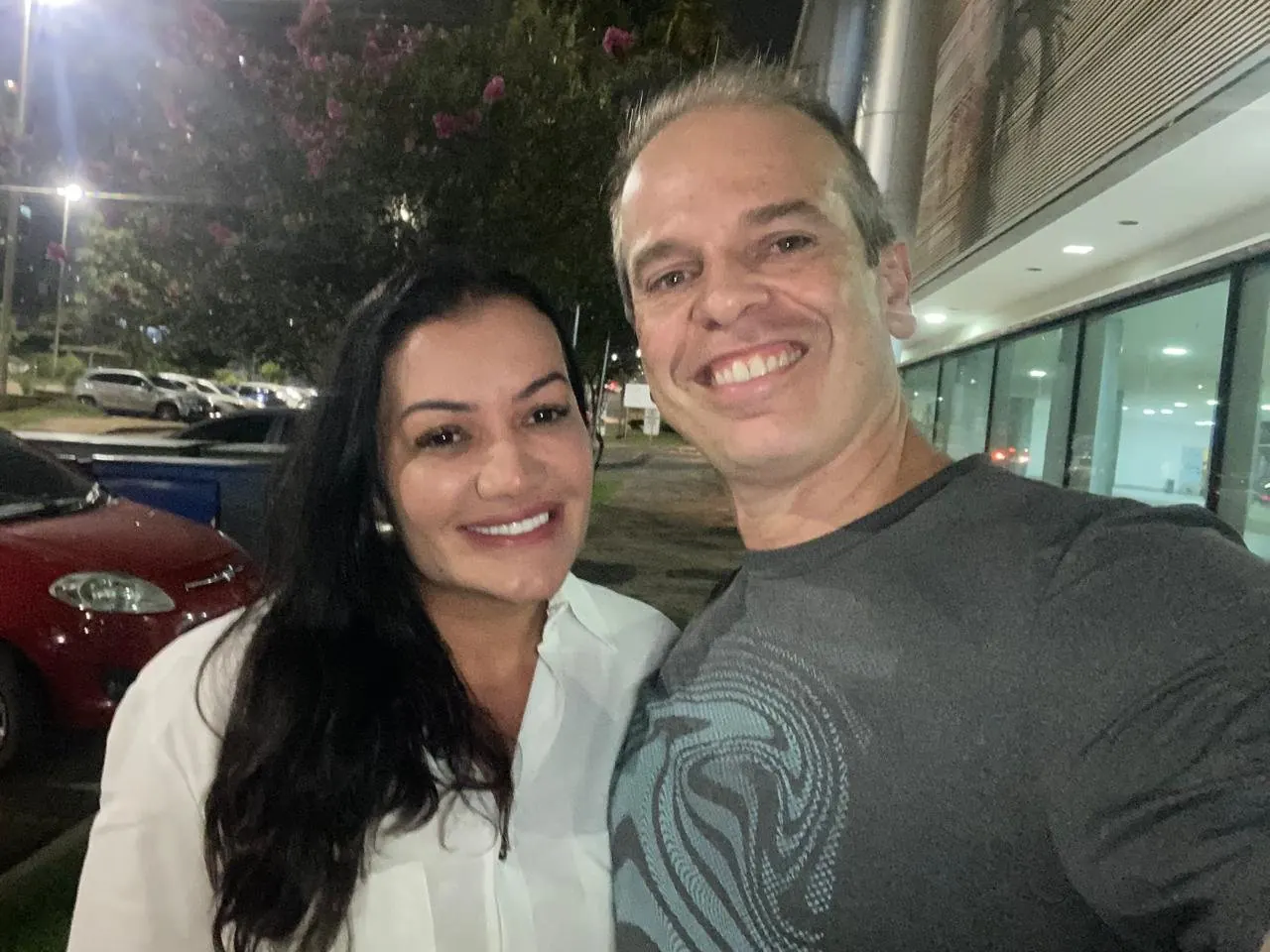 Débora e Marcelo sorrindo