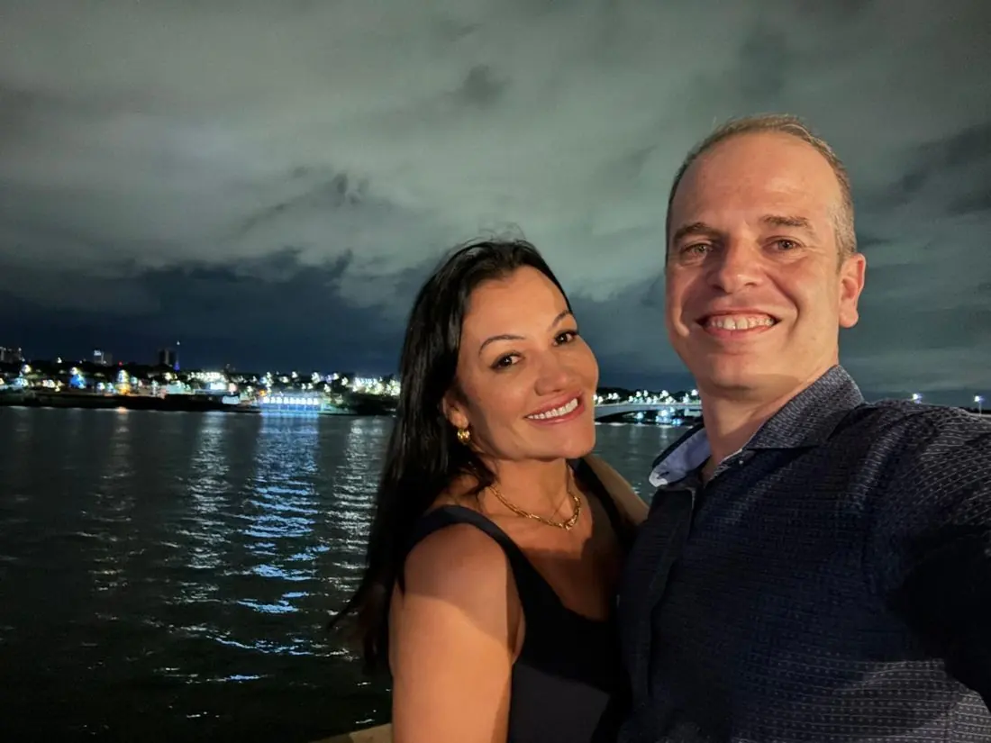 Débora e Marcelo à beira-mar à noite