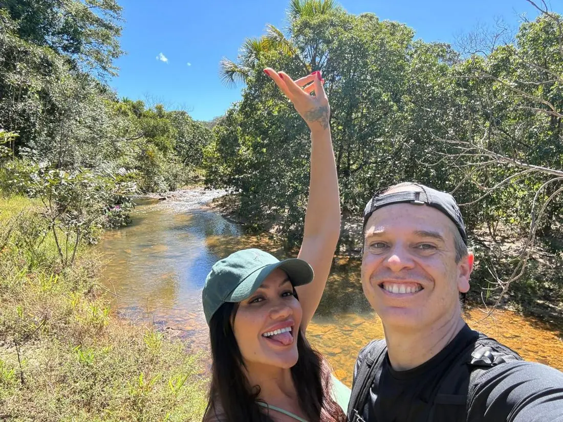 Débora e Marcelo em um rio
