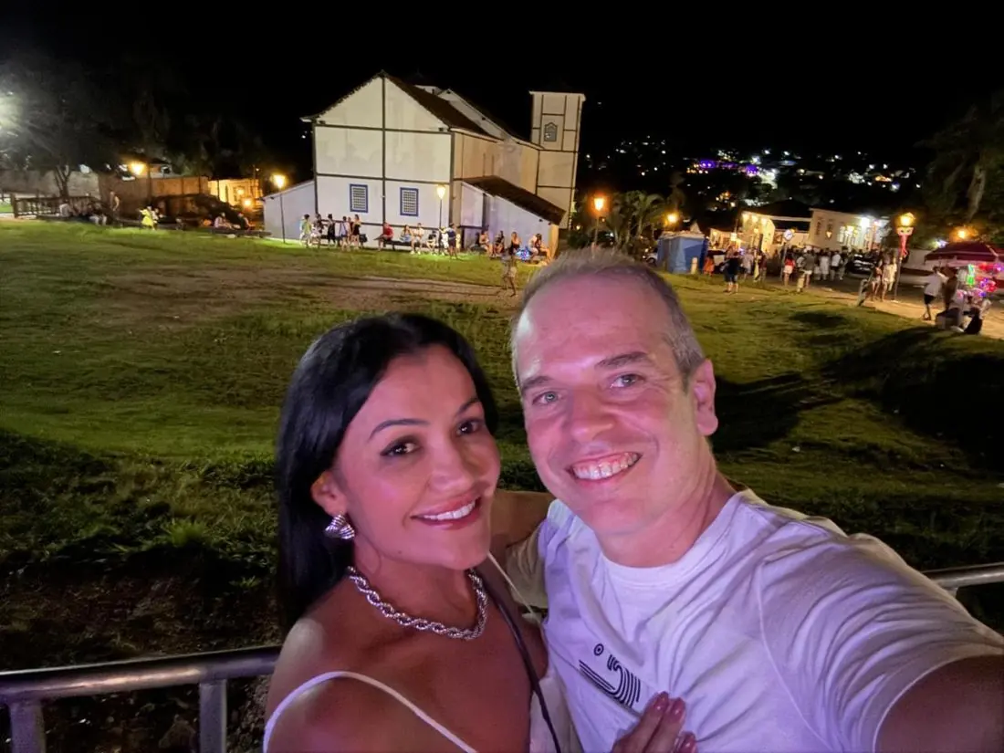 Débora e Marcelo em uma festa noturna