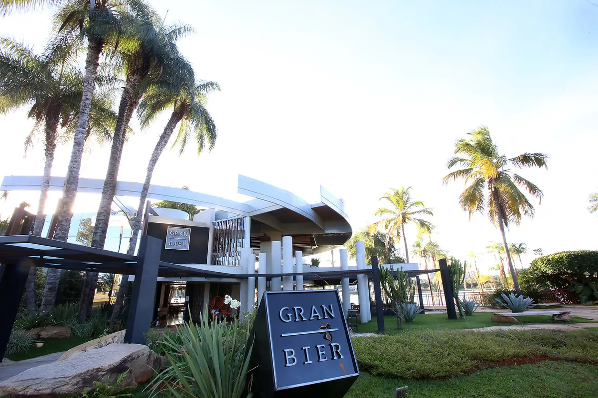 Entrada do Gran Bier, com palmeiras e o letreiro na frente