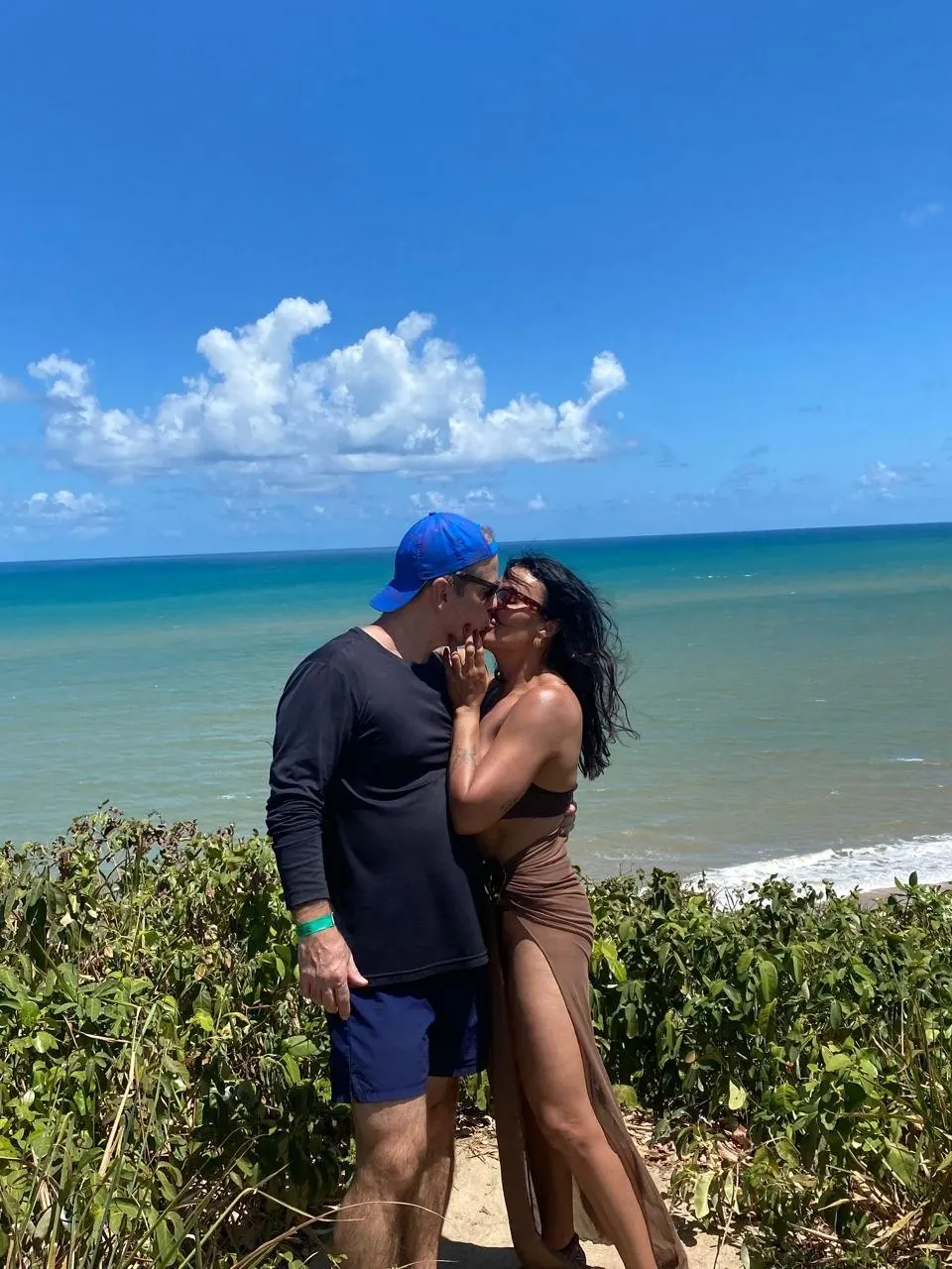Débora e Marcelo se beijando na praia
